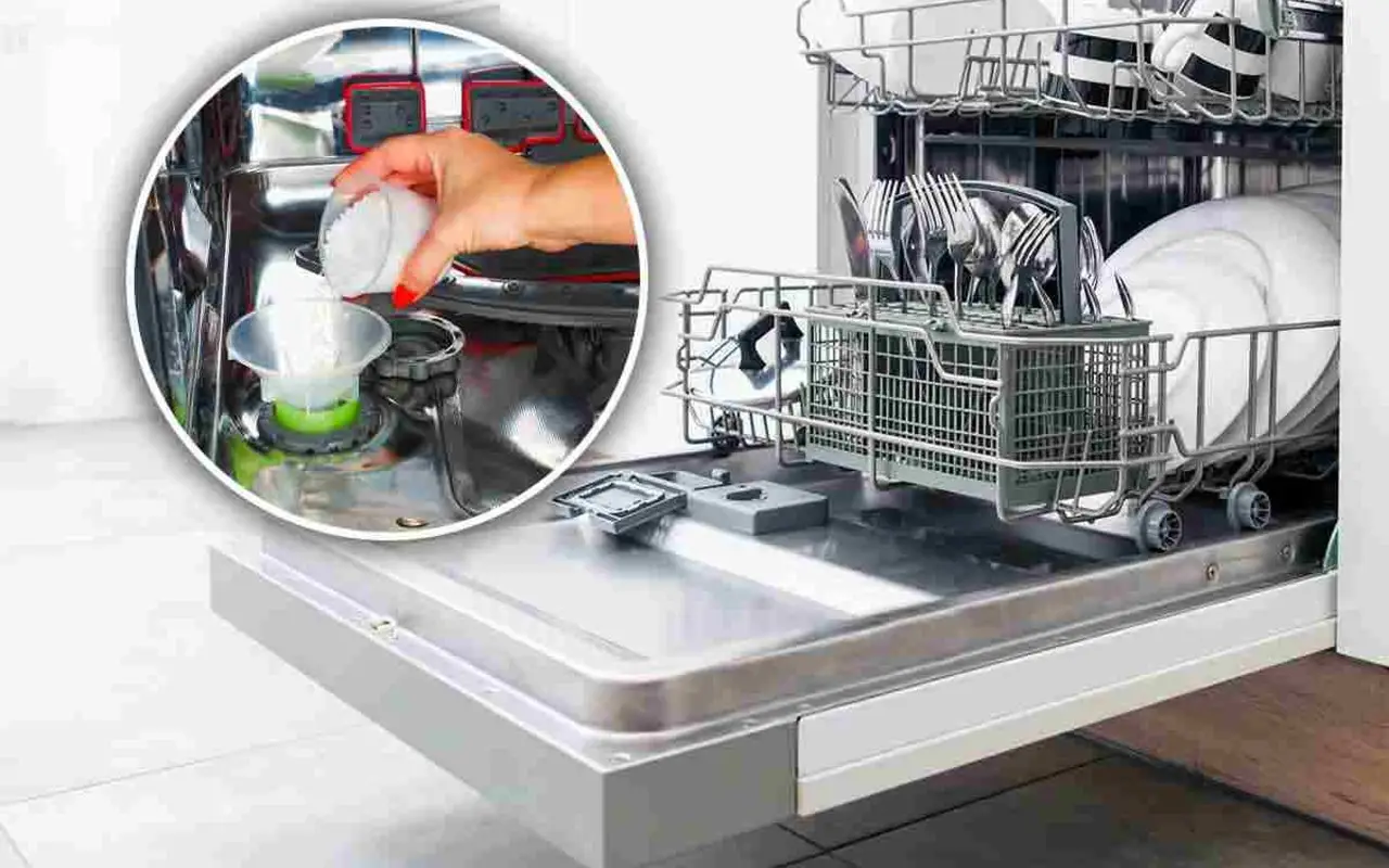 L’errore che tutti fanno con la lavastoviglie e che lascia le stoviglie bagnate e piene di aloni