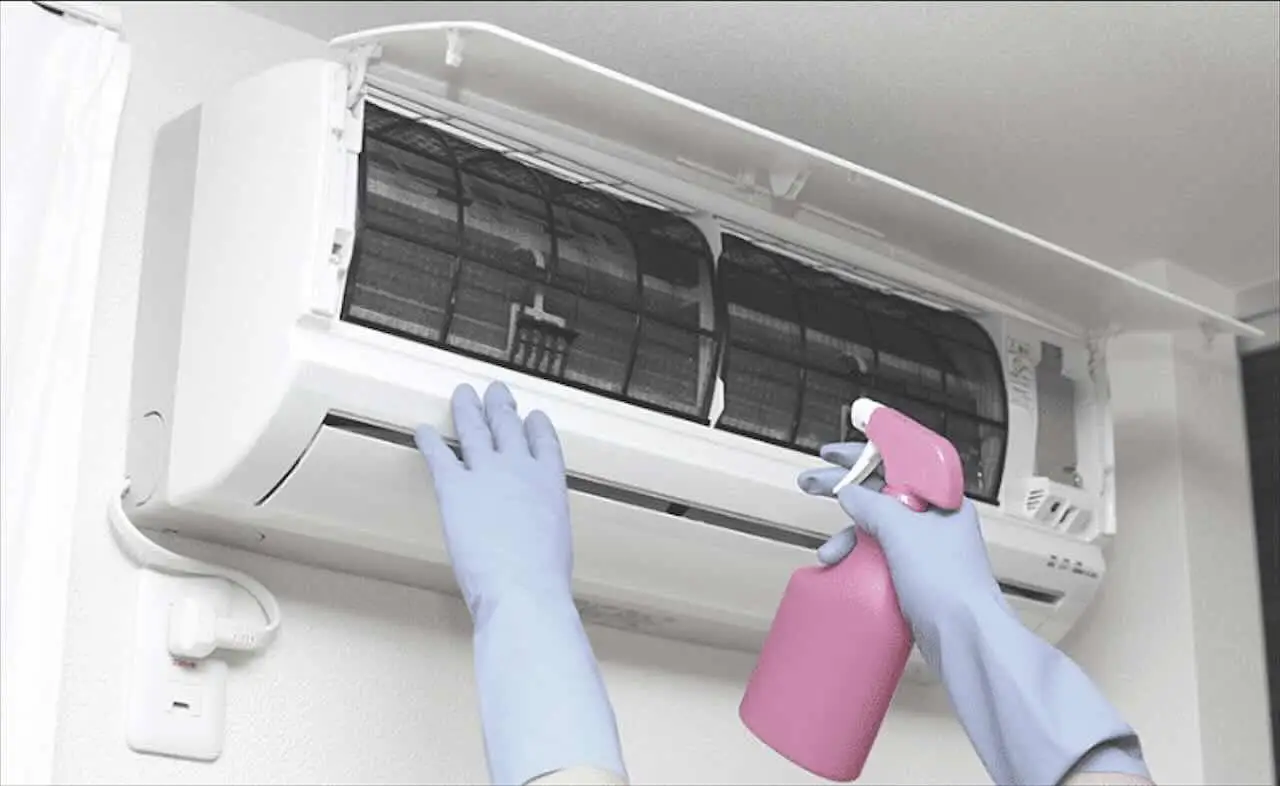 Come pulire i filtri del condizionatore e respirare aria più pulita (oltre che risparmiare in bolletta)